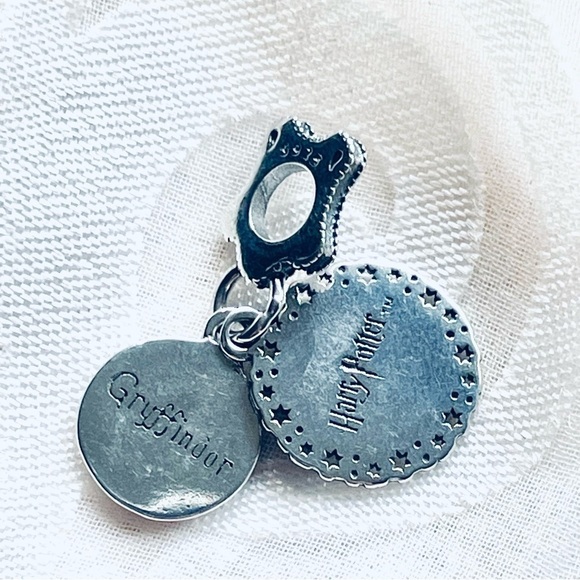 🦁 NWOT Gryffindor Charm – Harry Potter ✨ - Picture 3 of 9